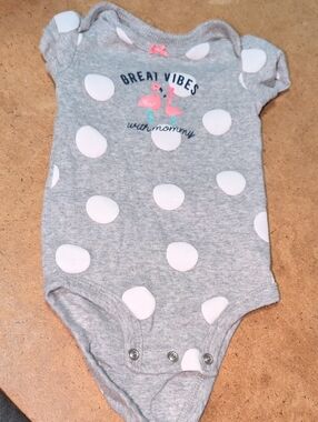 ❤️‍🔥10/$10❤️‍🔥 Baby Carter's Gray Polka Dot Onesie with Flamingo Print Size 6M